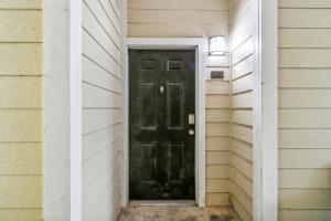 山谷Verandas 1723 I Corporate Bd Apt I Pool I Gym的房子边的黑色门 更多21张照片