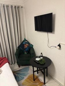 una sala de estar con una silla verde y una mesa en 124 Key West, en Hartbeespoort