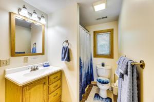Ένα μπάνιο στο Deck and Mtn Views Log Cabin By Snowshoe Mountain! +28 φωτογραφίες