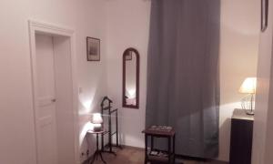 ムーランにあるL'appartement d'Aymarの鏡、カーテン、テーブル付