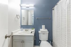 Ένα μπάνιο στο Cb 3516-206 Modern Fayetteville Charm +12 φωτογραφίες