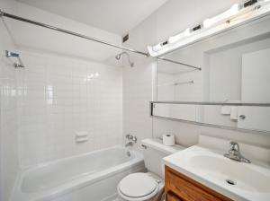 Bilik mandi di Pp 501 Harrisburg Gem 2br, Pool, Parking +36 gambar