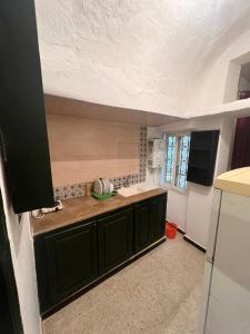 una cucina con lavandino e piano di lavoro di Dar kenza Tunis a Tunisi