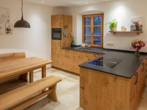 une grande cuisine avec des placards en bois et un évier dans l'établissement Holiday apartment Rosenheim, à Rosenheim