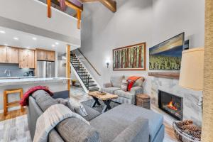 Khu vực ghế ngồi tại Carnelian Bay 2BR + Loft Near Beach & Trails +25 ảnh