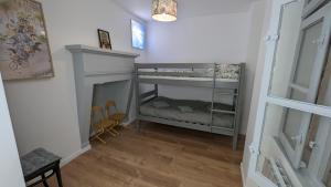 a small room with a bunk bed and a fireplace at CITADELLE - 3 chambres - 4 Lits - Centre ville - Proche Gare - WIFI - Géré par PrestaZen'Services in Verdun
