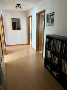Perpustakaan di apartmen