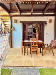 a patio with a table and chairs and a kitchen at Casa Pietro 1 in Jericoacoara