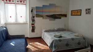 una camera da letto con un letto e una sedia di Casa Vacanze Stella Maris Vasto Marina centro a Vasto