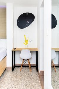 a desk in a bedroom with a bed and two chairs at Beautiful and Bright Apt 7 with Balcony near Miraflores in El Rodeo +31 photos