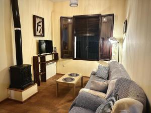 Μια τηλεόραση ή/και κέντρο ψυχαγωγίας στο Bonita casita rural Cazalla de la Sierra +3 φωτογραφίες