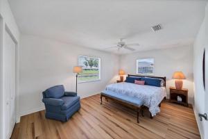 a bedroom with a bed and a blue chair at Southern Breeze in Rotunda-West +18 photos