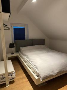 a white bed in a room with a window at gemütliche Wohnung, tolle Lage, auch für Messe in Meerbusch