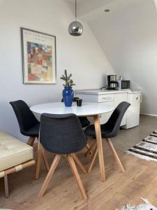 a table and chairs in a living room with a table at gemütliche Wohnung, tolle Lage, auch für Messe in Meerbusch