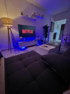 un salon avec un lit et une télévision dans l'établissement Madinaty, à Madinaty