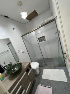 um banheiro com vaso sanitário, pia e chuveiro em Hospedagem Congonhas 3 em São Paulo