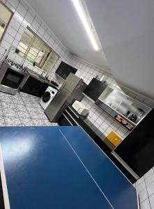 uma vista aérea de uma cozinha com piso azul em Hospedagem Congonhas 3 em São Paulo