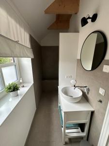 BisdorfにあるLinnebarg Hus 1の洗面台と鏡のあるバスルーム