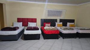 Uma cama ou camas num quarto em Goodlife guest house in klerksdorp
