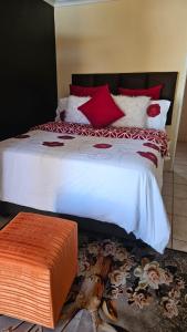 Uma cama ou camas num quarto em Goodlife guest house in klerksdorp