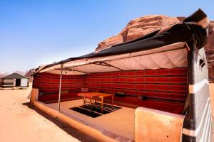 ワディ・ラムにあるWadi Rum night soul Campの砂漠の建物の上に置かれたテーブル