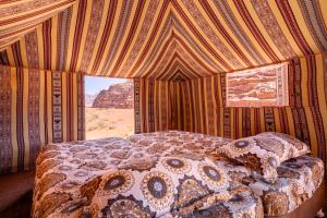 ワディ・ラムにあるWadi Rum night soul Campの砂漠の景色を望む客室のベッド1台分です。