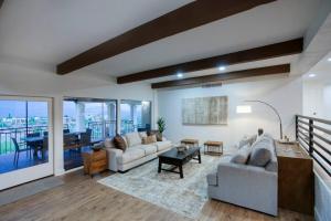 Mountain Vista - 5BR Home with Mountain Views的休息区