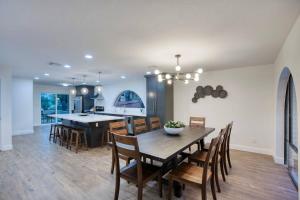 Mountain Vista - 5BR Home with Mountain Views的休息区