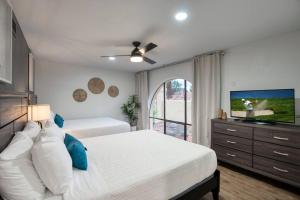 Mountain Vista - 5BR Home with Mountain Views客房内的一张或多张床位