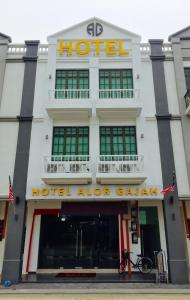 un edificio de hotel con un cartel en él en Hotel Alor Gajah en Melaka