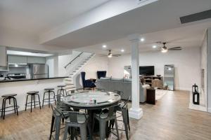 Mountain Vista - 5BR Home with Mountain Views的厨房或小厨房