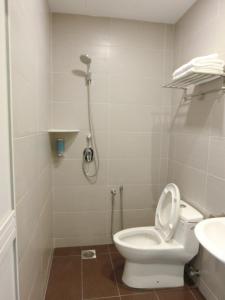 ein Bad mit einem WC und einer Dusche in der Unterkunft Hotel Alor Gajah in Malakka