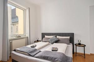 ein Schlafzimmer mit einem großen Bett mit Fenster in der Unterkunft Ferienwohnung Blaßdörfer - Modernes Apartment in bester Lage und 93 qm2 in Bad Kissingen