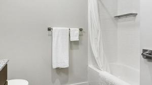 a bathroom with white towels and a bath tub at Landing at The Landing - 2 Bedrooms in Clermont in Indianapolis +11 photos