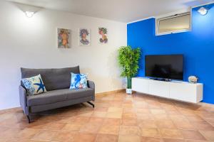 een woonkamer met een bank en een tv bij Nice and cozy apartment in Àrbatax