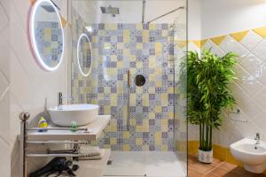 een badkamer met een wastafel, een toilet en een douche bij Nice and cozy apartment in Àrbatax +18 foto's