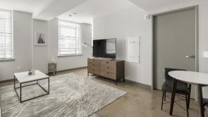 TV/trung tâm giải trí tại Landing at Lofts at American Life - 1 Bedroom in Central City