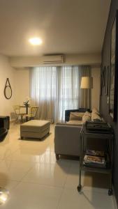 AldeiaHotel e Residencia Sequoia的带沙发和桌子的客厅