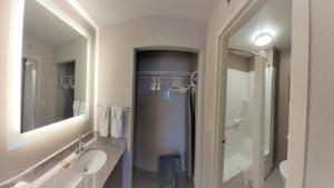 Koupelna v ubytování Staybridge Suites - Calgary Airport by IHG