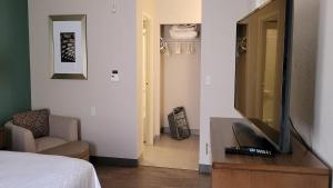 TV a/nebo společenská místnost v ubytování Staybridge Suites - Calgary Airport by IHG