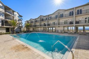 Sharkey's by Pristine Properties Vacation Rentals游泳池或附近泳池