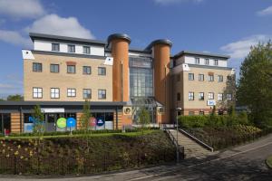 un edificio con una escalera delante de él en House of Fisher - Beneficial House, en Bracknell