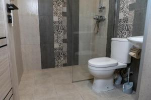 Bilik mandi di Aeka-hotel