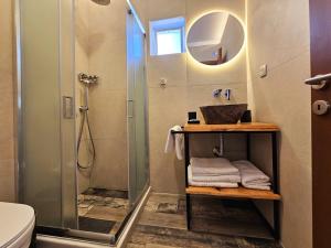 Ένα μπάνιο στο Fira gem luxury apartment