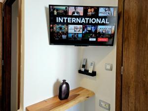 Μια τηλεόραση ή/και κέντρο ψυχαγωγίας στο Fira gem luxury apartment +41 φωτογραφίες