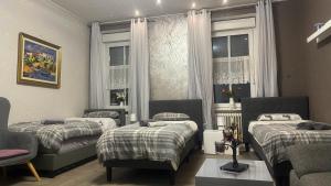 Pellinger-Hof في Pellingen: غرفة نوم بسريرين واريكة ونوافذ