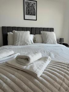 a bedroom with a bed with towels on it at York Minster Icona 250 FREE parking & gym in York