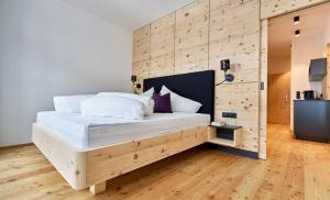 A bed or beds in a room at Hotel Venetblick