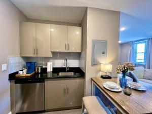 una cocina con fregadero y encimera en 403 Luxury and Comfy King bed in Central city of phily, en Filadelfia 21 fotos más