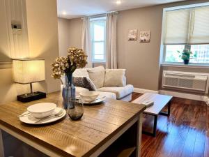 Una sala de estar con una mesa con flores. en 403 Luxury and Comfy King bed in Central city of phily, en Filadelfia